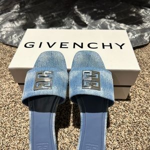Flat mules in washed denim.
4G silvery-finish metal detail on the top.
Givenchy